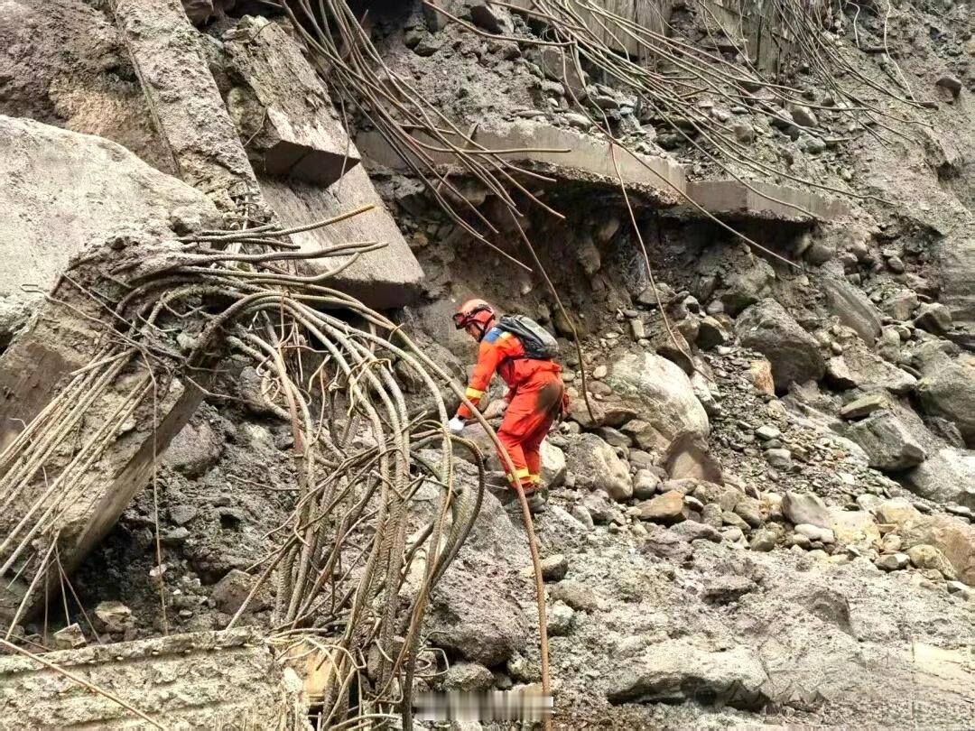 吉隆口岸大楼只剩钢筋骨架前几天还人来人往的地方，那么庄严的地方，现在就剩个钢筋骨