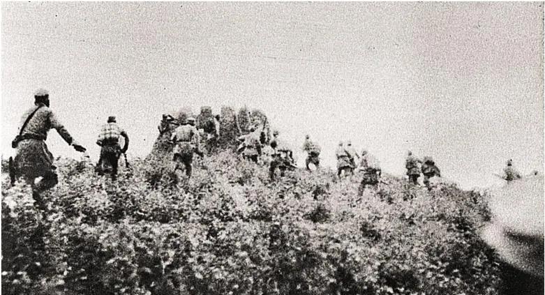 1944年9月3日上午，记者铮石看见在南河滩，鲁中八路军100多把刺刀对日军1