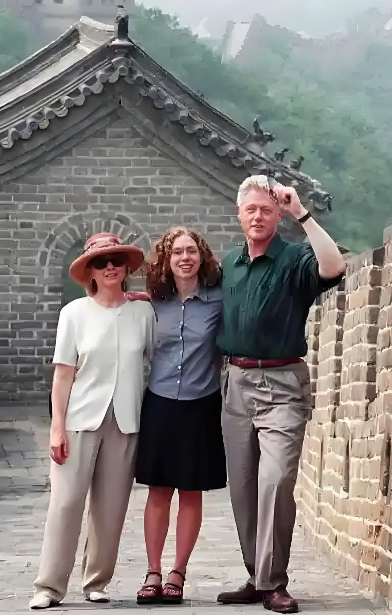 克林顿夫妇有一天开车去旅游，正好车没油了去加油。然而克林顿却发现，自己的老婆希拉里和一个加油站员工聊