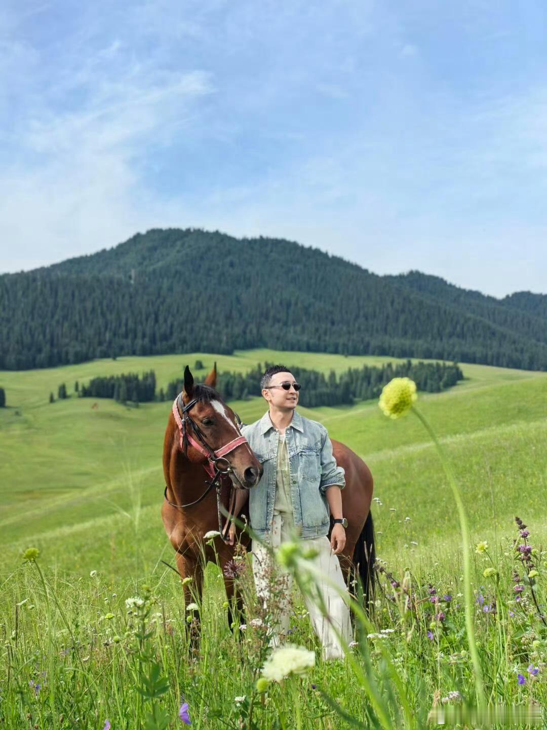 尼格买提骑马上班一身轻便着装，尼格买提潇洒骑马去上班，没有西装的束缚，整个人超舒