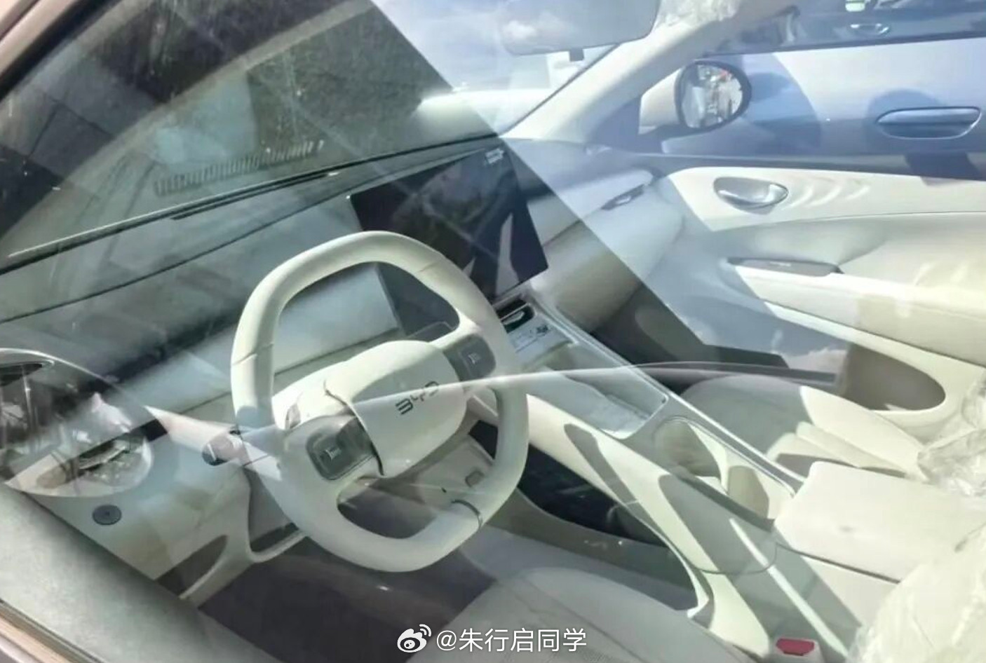 比亚迪第二代海鸥到店！近日，随着比亚迪第二代海鸥的预热，目前已经有实车到店了，全