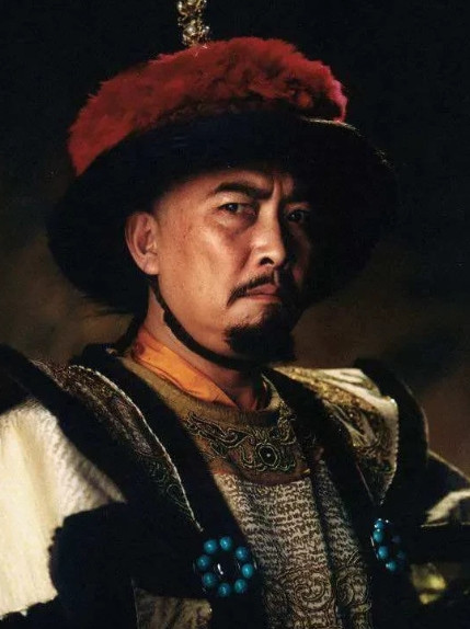 1635年，皇太极下令将姐姐莽古济凌迟处死。行刑时，她被当众剥光衣服，绑在柱子上