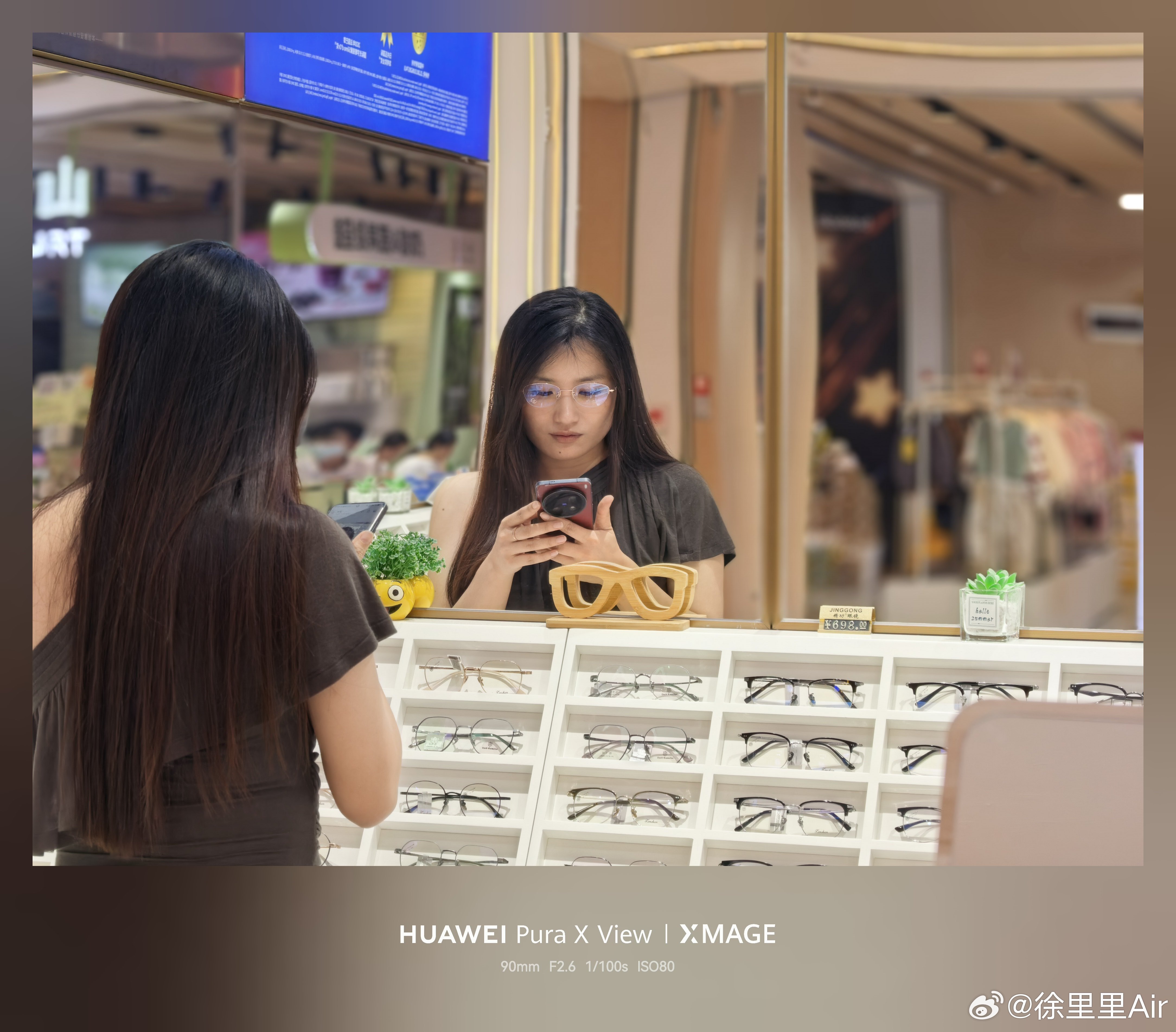 明明不近视。偏要戴副眼镜装知识分子。​​​