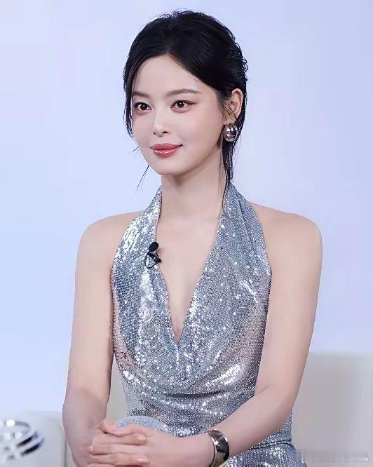 现在最清醒的人应该就是辛芷蕾了吧。​拿到威尼斯国际电影节最佳女演员奖后。​先是向