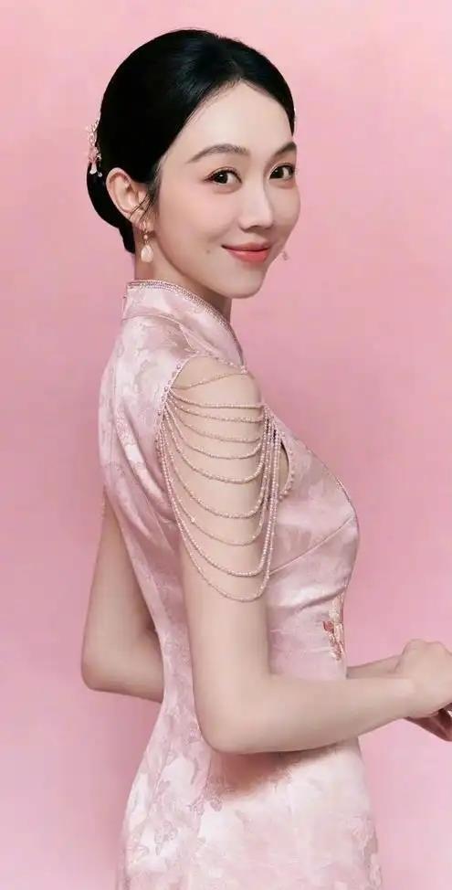 姜妍2020年悄没声儿嫁了个银行支行行长，宋丹丹牵的线。男方年入五十来万，搁娱乐