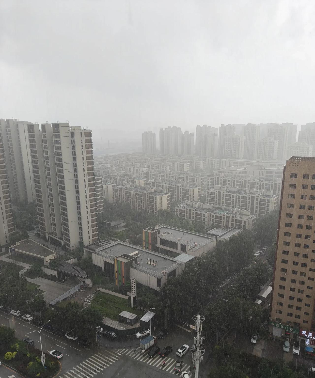 沈阳今晚的雨下的也太大了吧…今天是6月份的最后一天，沈阳下了一天的雨，尤其在下