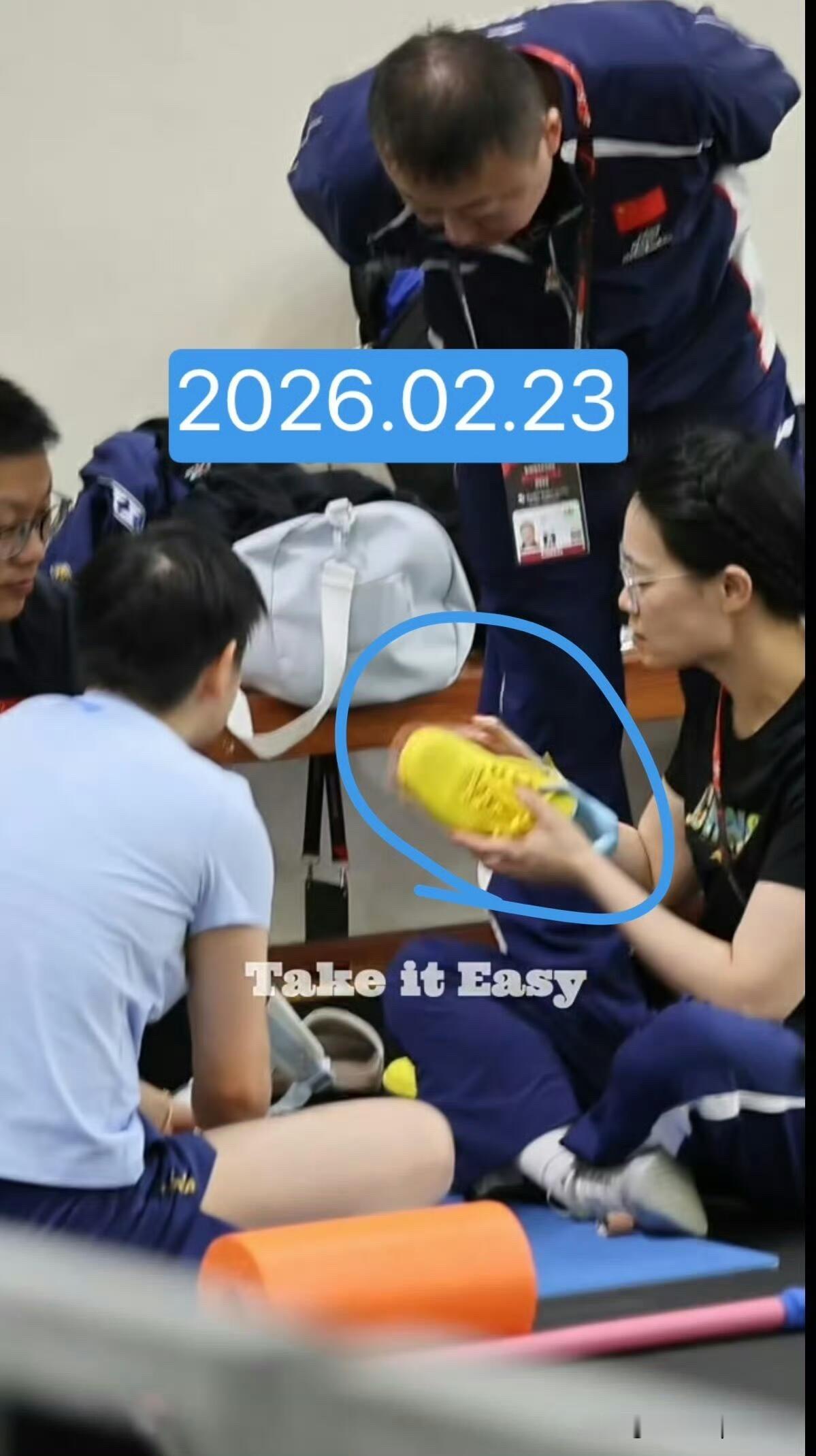 莎莎的小黄鞋出了一点问题，希望脚无大碍。22号的时候，因为鞋子有点磨脚，队医