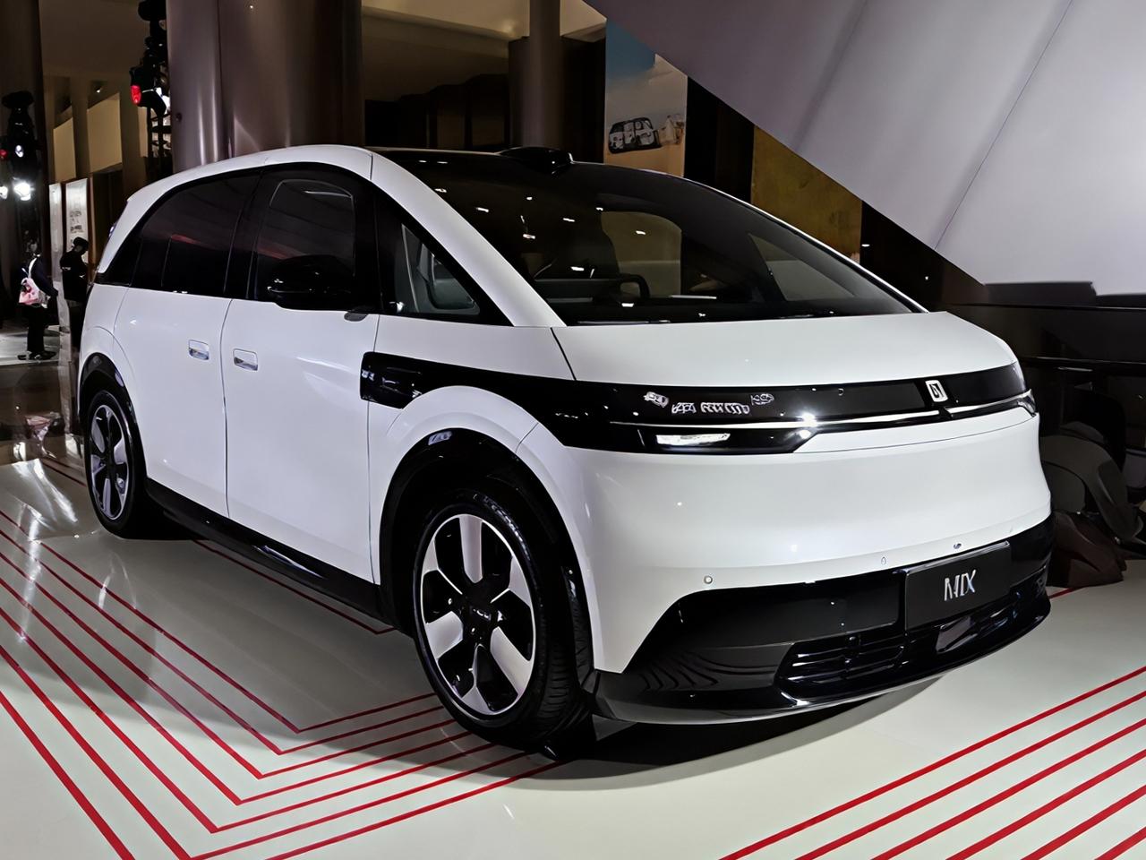 仅卖了76辆，极氪的宝宝巴士，不出意外的熄火了。极氪MIX，车身尺寸4688