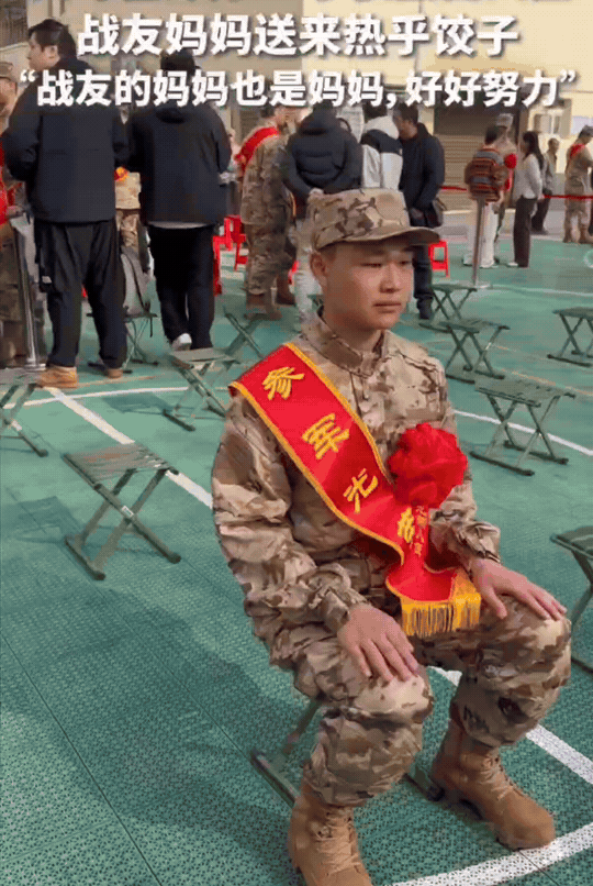 泪目！广西兴安，小伙子被召入伍，父母都在外地打工不能来送行。小伙子孤单地坐在小马