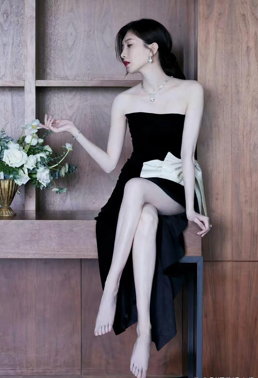 江疏影坐姿太会了！从冷艳黑裙到职场衬衫，从酷飒蕾丝到休闲牛仔，江疏影每种坐