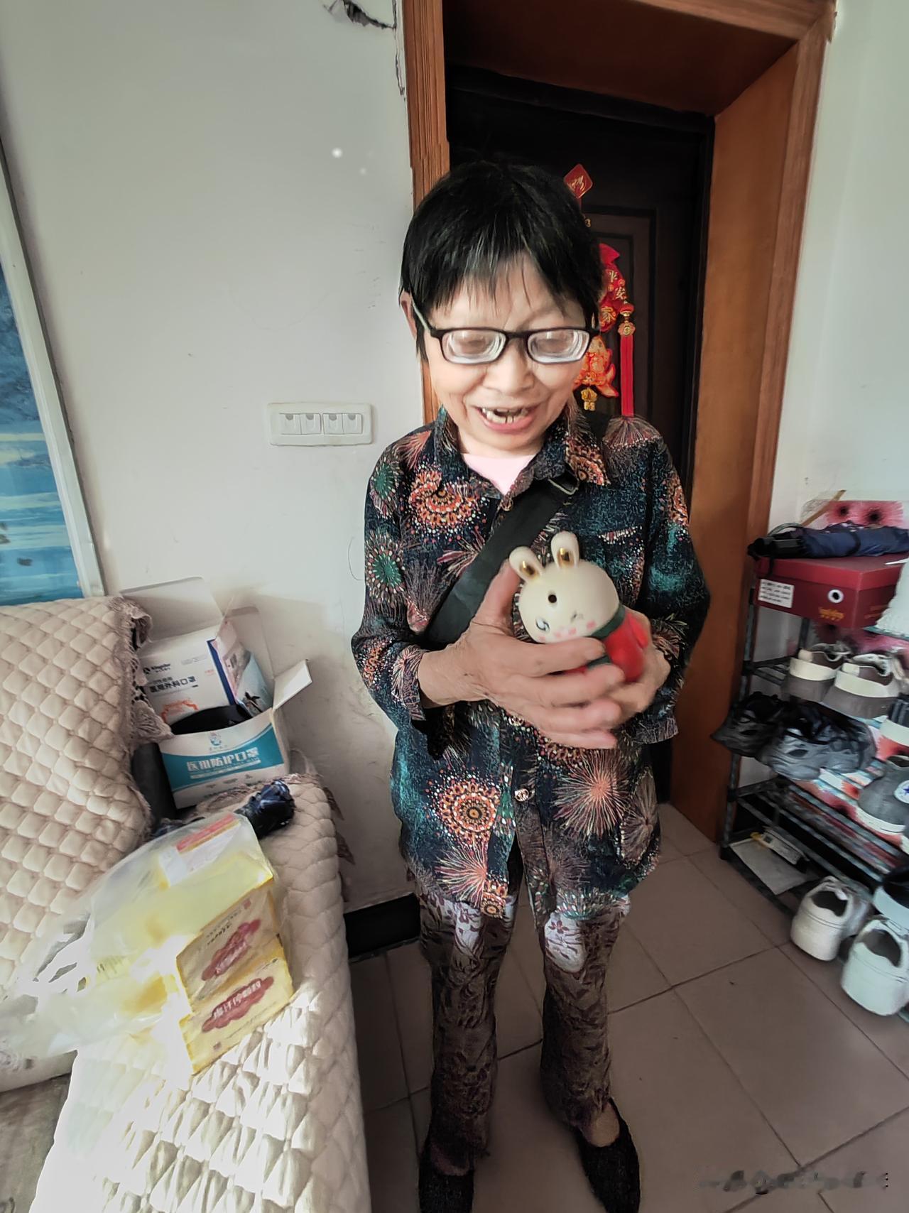婆婆刚才来了不到两分钟就走了，每次公公婆婆都是这样，每次送菜送鸡蛋来放下就走，即