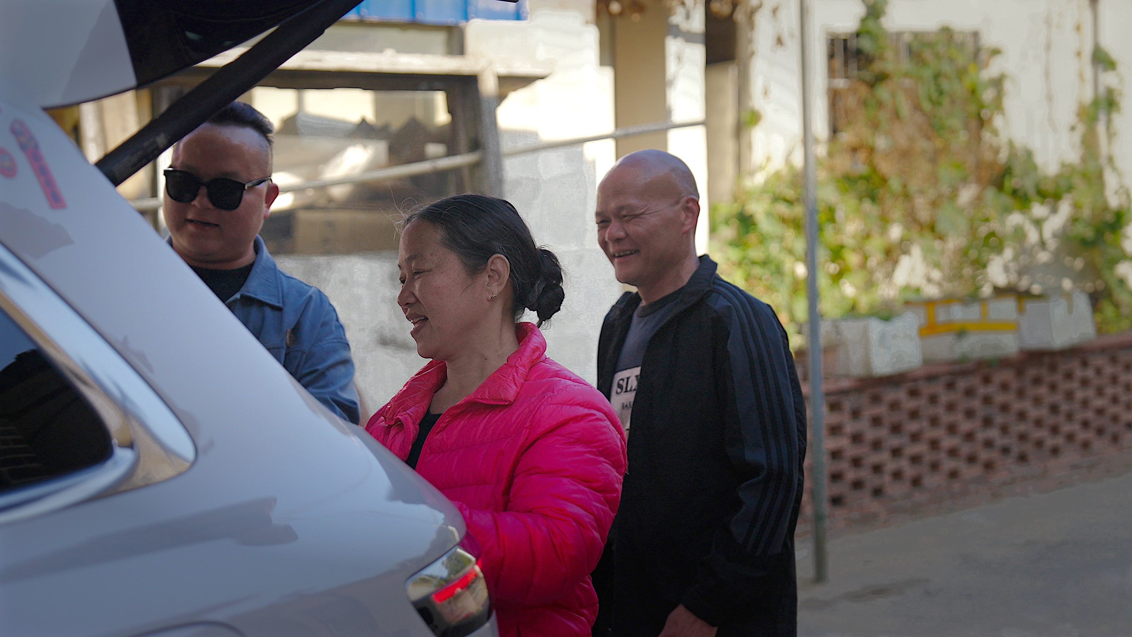 前两天开问界M7回家，亲戚朋友来了都很感兴趣，纷纷上来围观讨论，我用手机远程打开