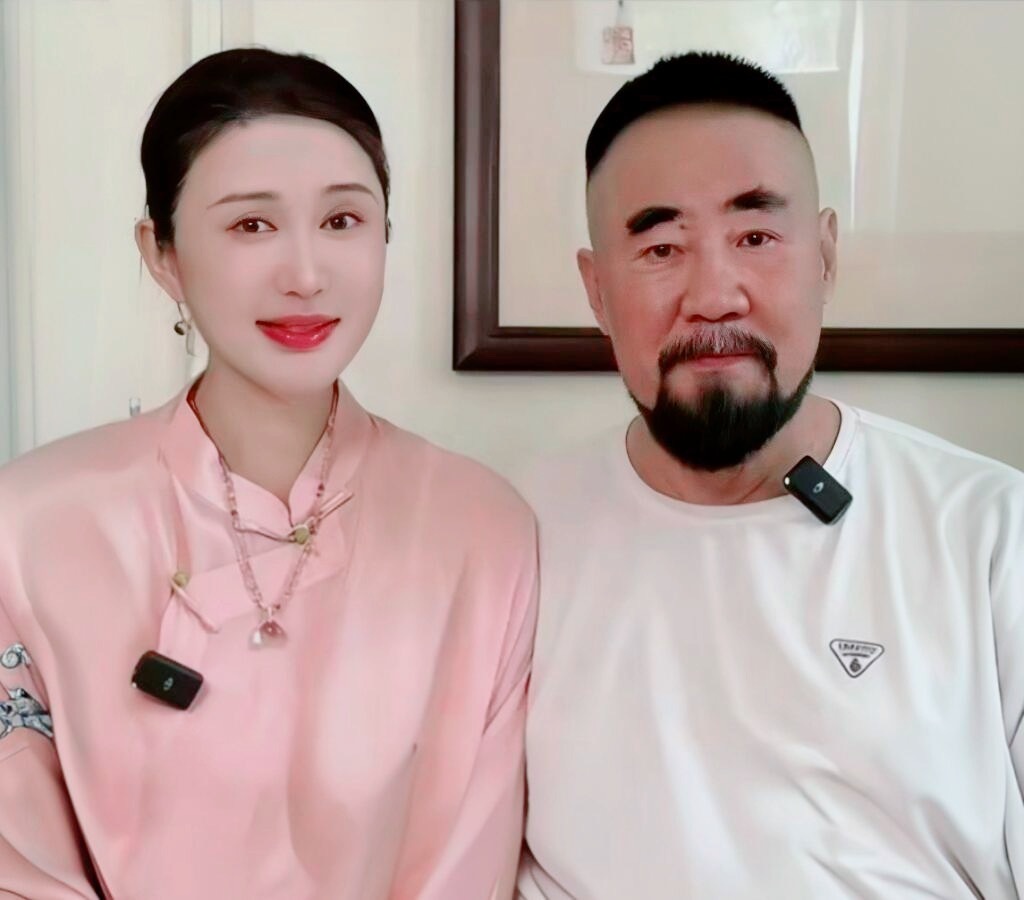 张纪中剪短发了，没点开时以为这俩人是cos蒋勤勤陈建斌