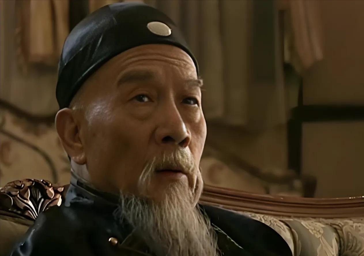 1874年，李鸿章弹劾左宗棠私吞军饷，慈禧派人去查，结果出来后，她脸色阴沉，意味