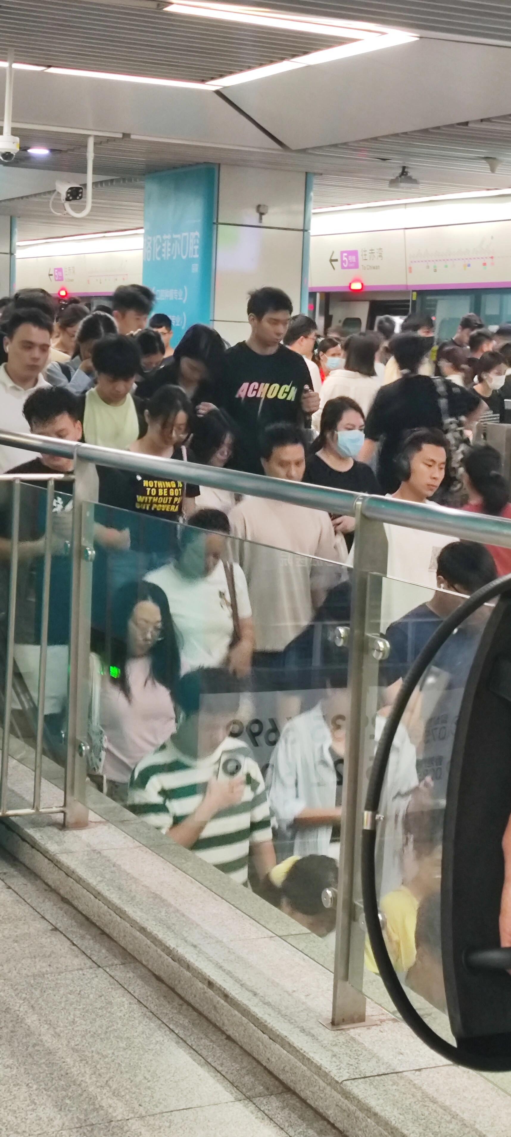 深圳牛马已经很自觉的穿上了战靴😅​​​