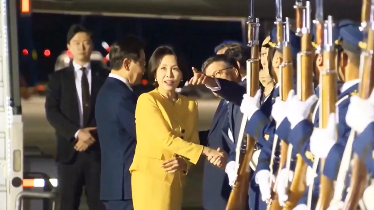 韩国第一夫人结束智利行程登机前，发生了有趣的一幕，让金惠景很开心！7月30日李在