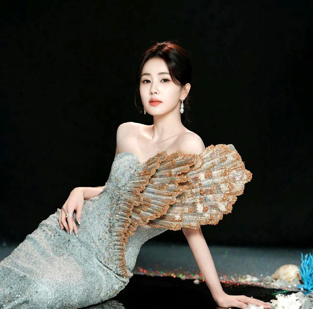 2026品质盛典最火的名场面，根本没剧本。白鹿第一次来，穿的法国高定站着是