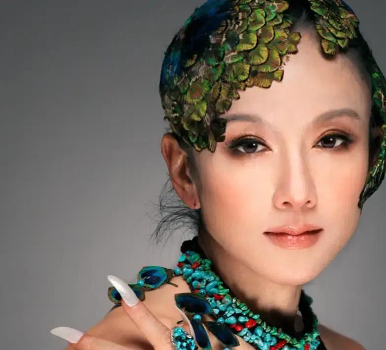 杨丽萍和百亿富豪刘淳晴结婚。7年后，刘淳晴突然对杨丽萍说："老婆，我想要个孩子吧