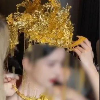 金价坐上“滑梯”，这可让备婚群里的年轻人们坐不住了。短短一周，国内金店价格每克猛