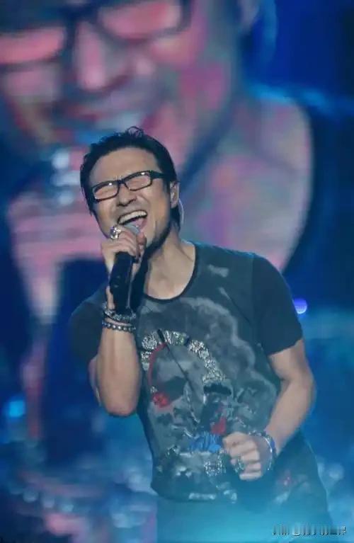 汪峰的音乐功底非常扎实，作词、作曲并演唱了很多脍炙人口的歌曲，深受歌迷喜欢，但是