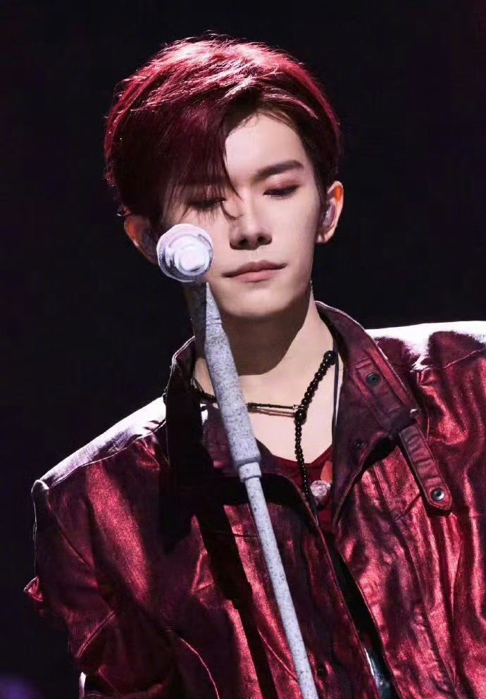 易烊千玺花篮好几种花太珍贵了“每个花艺老师出来都会感慨一句千玺的花束是里面最大的