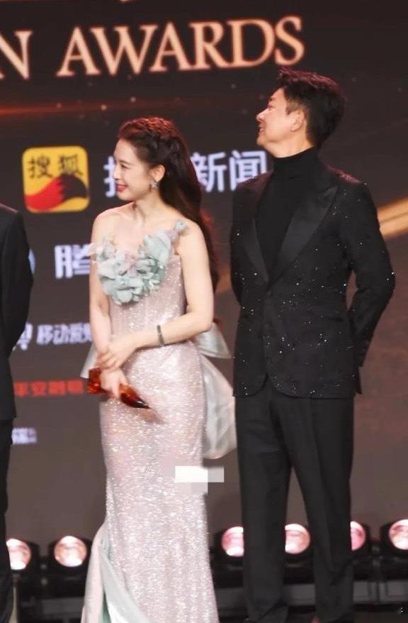 黄圣依自从离婚后，是真的美回来了！离开内耗的人，整个人闪闪发光，那股少女感又回来