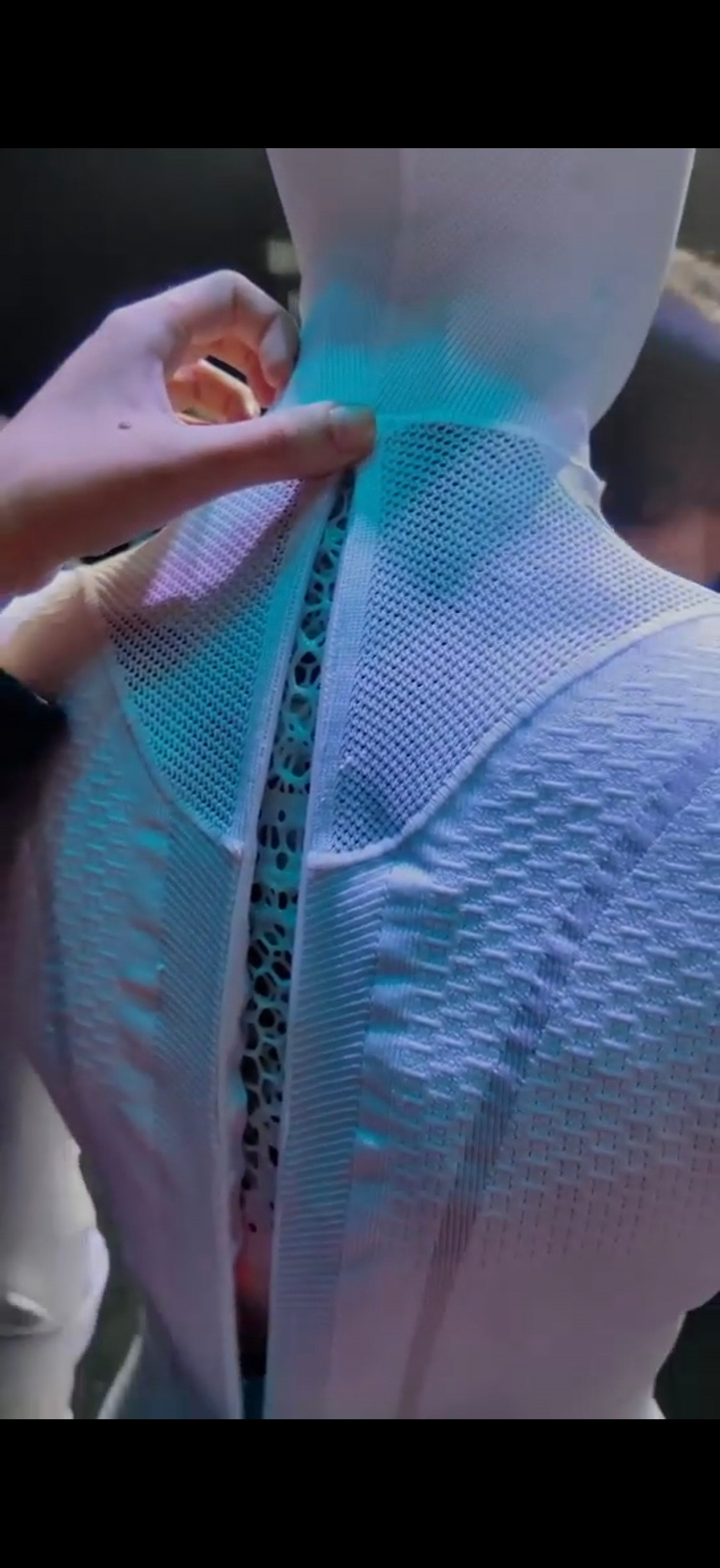 没绷住，何小鹏亲自扒拉人家IRON衣服，证明里面不是人假扮的[捂脸哭]​​​