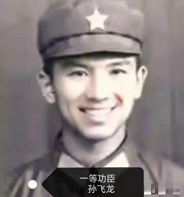 这是战友们1984年在老山战场上发现孙飞龙时的场景，这位年仅23岁的烈士在牺牲前