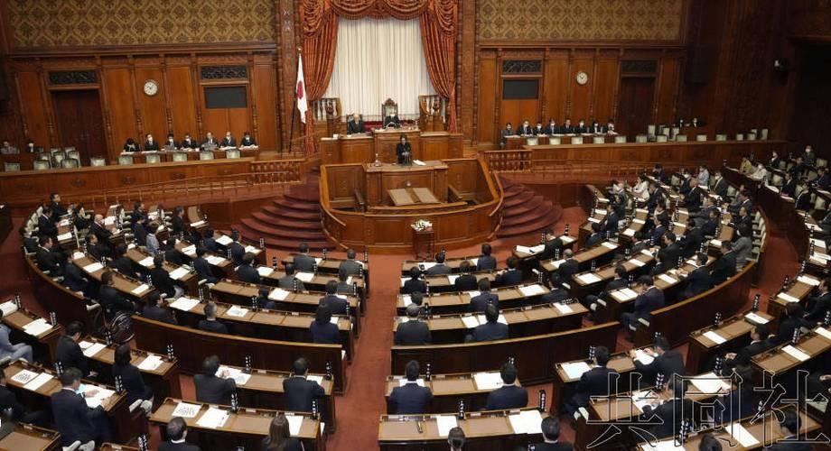 10月5日，日本临时国会全体会议的现场，气氛压抑而充满火药味日本首相高市早苗站