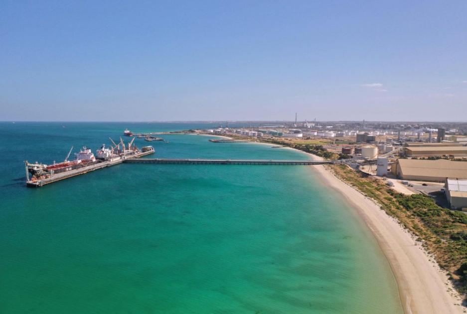 油价“堤坝”将崩！国际能源署预警2026年原油过剩近500万桶/日，库存破80亿