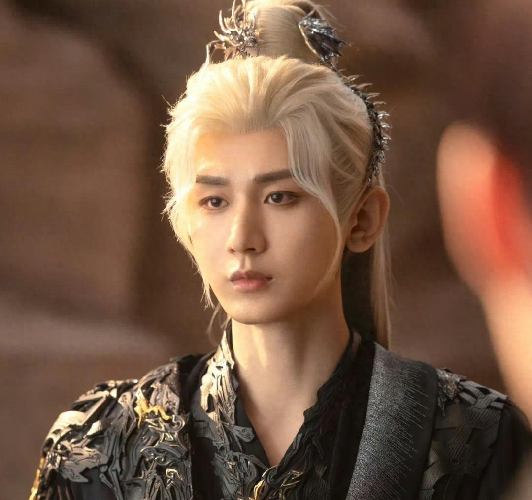 成毅和欢瑞世纪这对合作近8年的“老搭档”，终于要在2026年1月画上句号了！