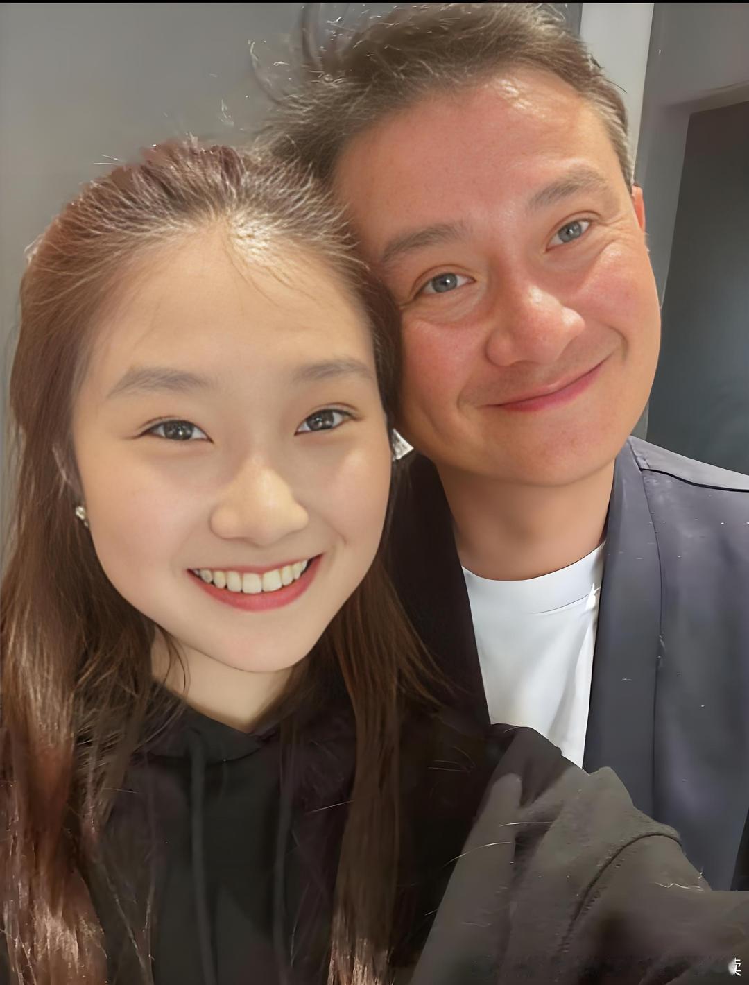 马伊琍大女儿放假去找爸爸，17岁文君竹晒和爸爸一起吃饭的照片，文章和闺女同框笑得