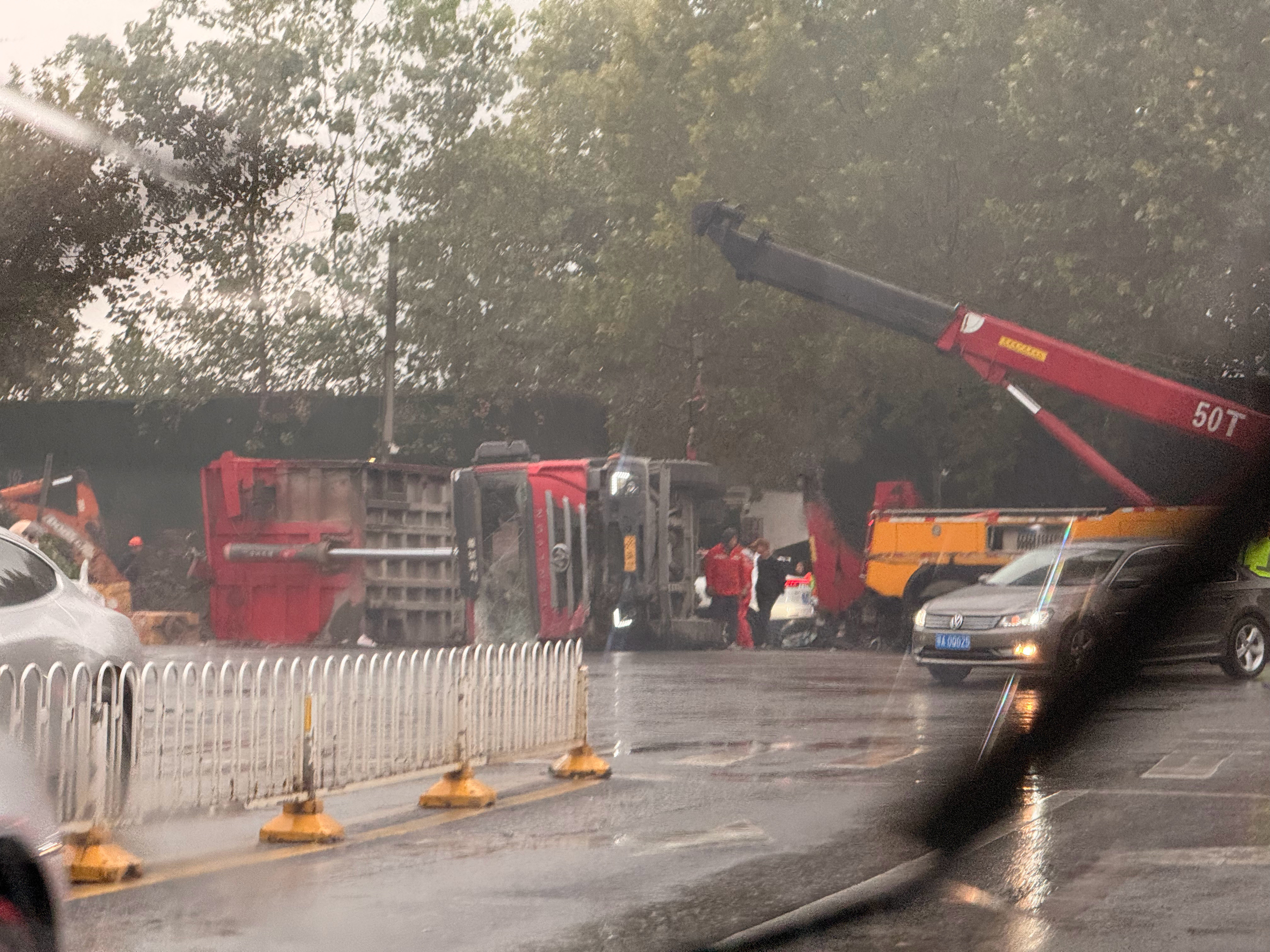 车上人应该没事但是这么大的车是怎么翻的[捂脸哭]​​​