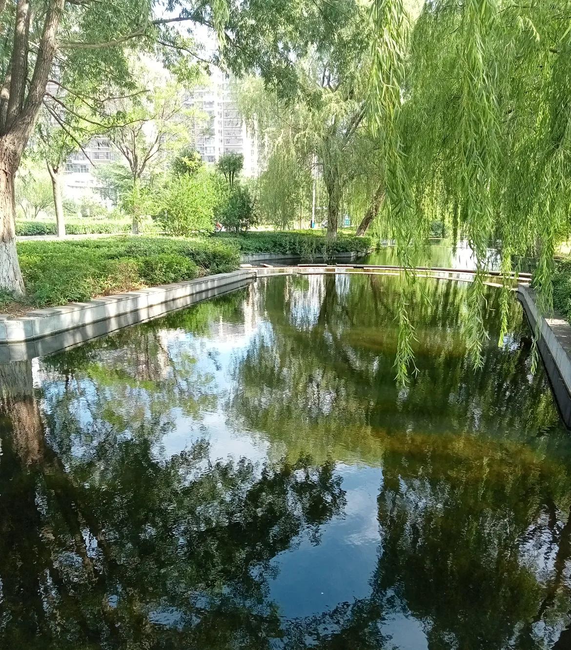 为什么现在这么多人想考公务员很不正常，为什么都不愿意当工人、当农民，劳动人民难道