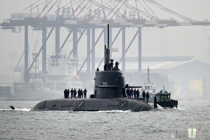 台蛙水下铁棺材1月26日，🐸海鲲711潜艇离开高雄“台船”码头再次出海。传闻将