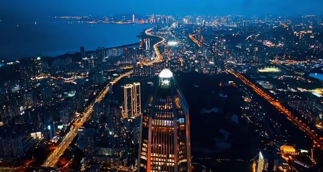 中国顶尖的十大科技公司：第1名→华为，总部深圳第2名→腾讯，总部深圳第3名→阿里