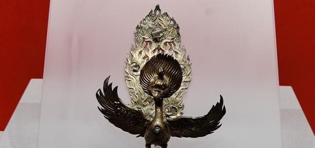 1978年，云南大理，一位民工爬上了崇圣寺千寻塔，他要修理塔顶。就在这个时候，塔