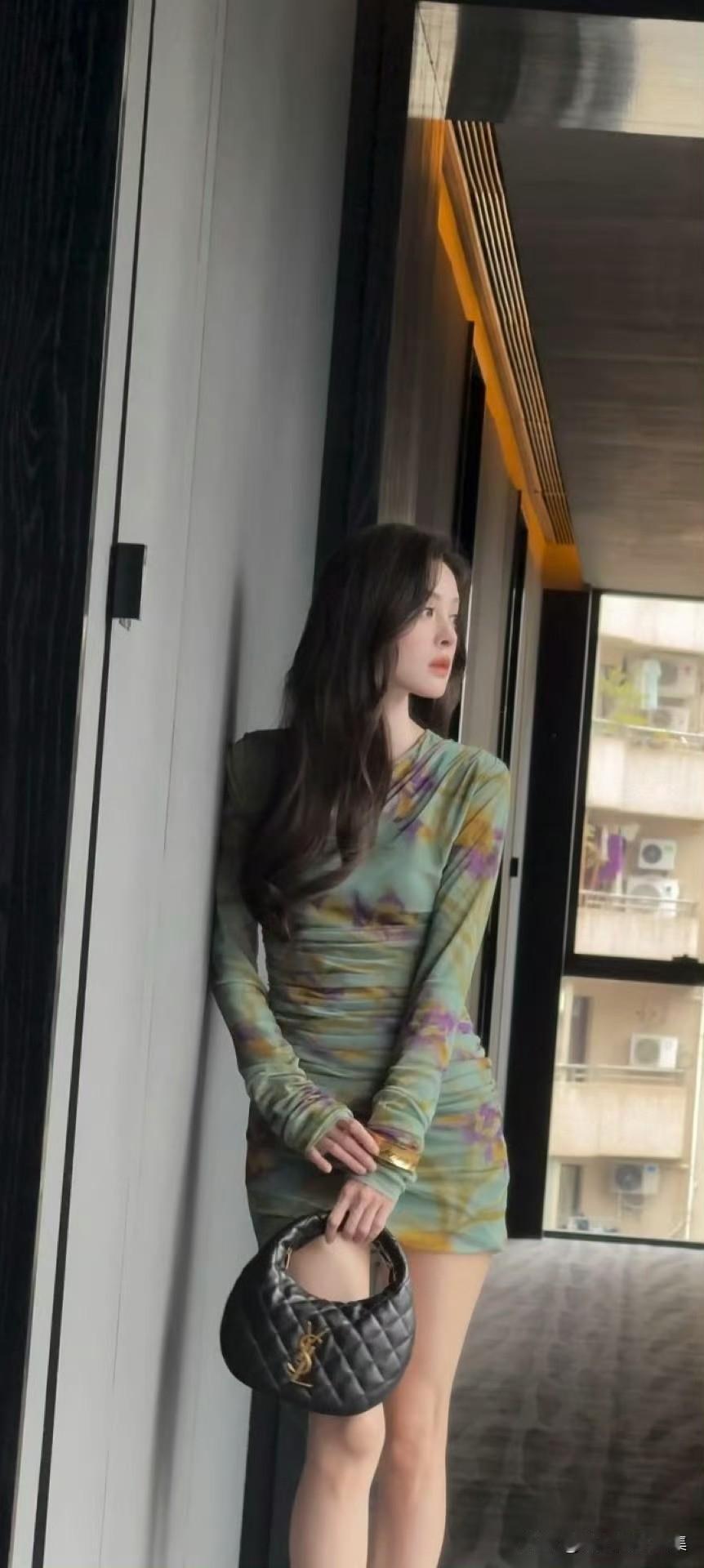 古力娜扎的裙装穿搭简直绝了！就说她这一周的随机碎片，每一套都美得让人移不开眼。