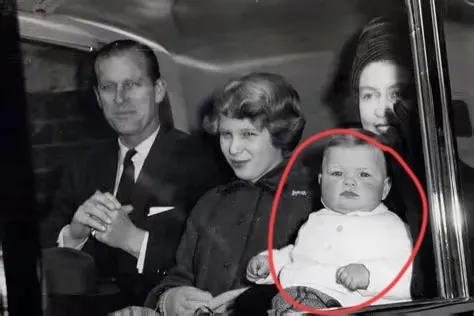 安德鲁，在女王心中终究是不同的！对于她的第三个孩子，女王是格外偏爱，就连随手带
