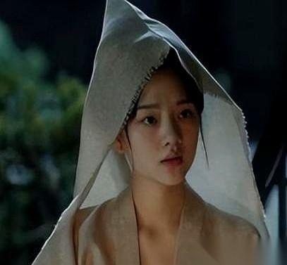 讲个古代女子的故事。未婚夫刚死五天，她披麻戴孝跪在江边烧纸，腹中一阵翻江倒海。