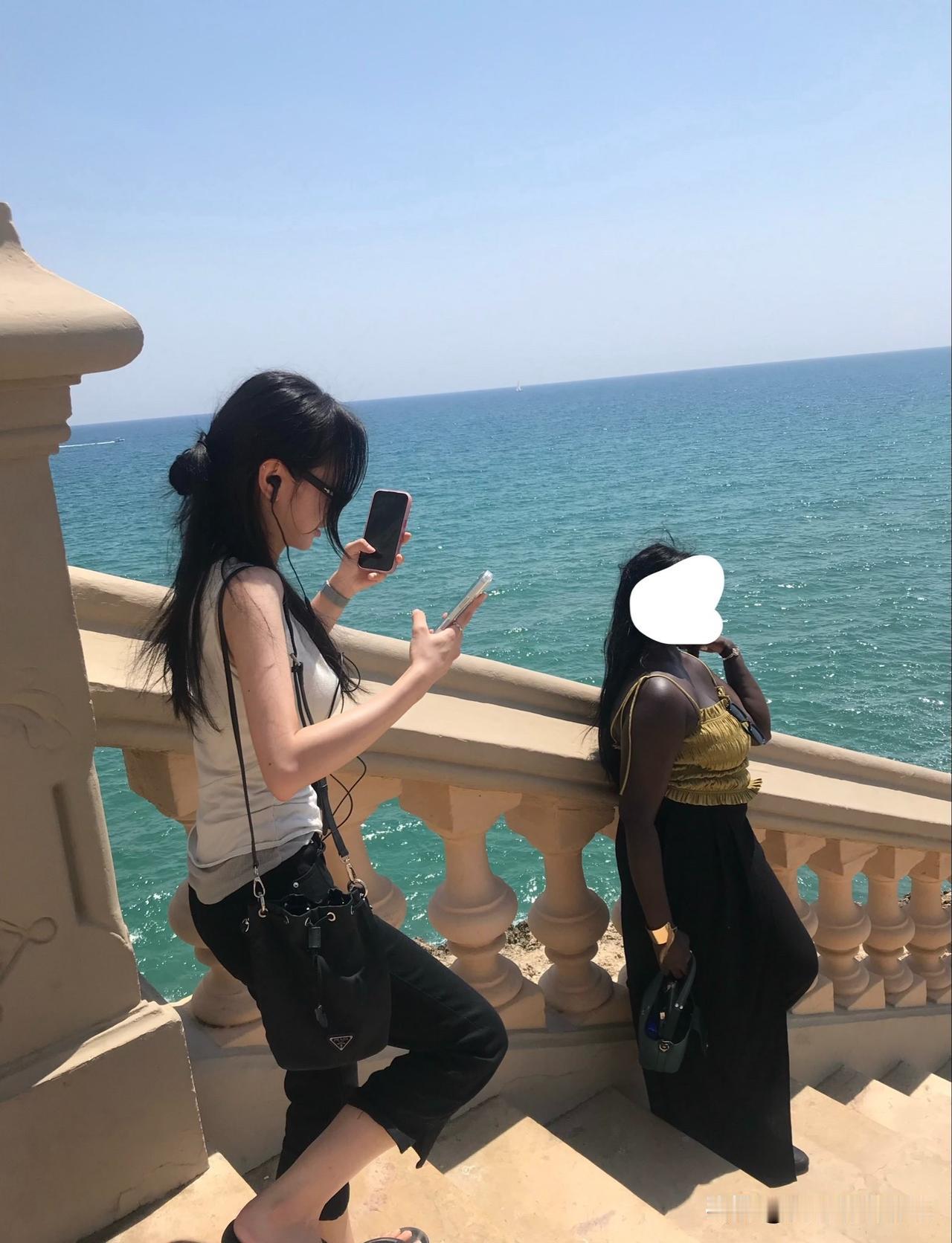 一位韩国女孩在社交平台上写道：“不认识的姐姐拉着我到处走，要我给她拍一大堆视频和