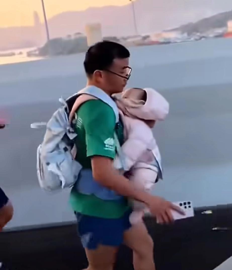 香港马拉松这事儿，真把我给看愣了。那天赛道上，有个爸爸背着几个月大的婴儿跑全