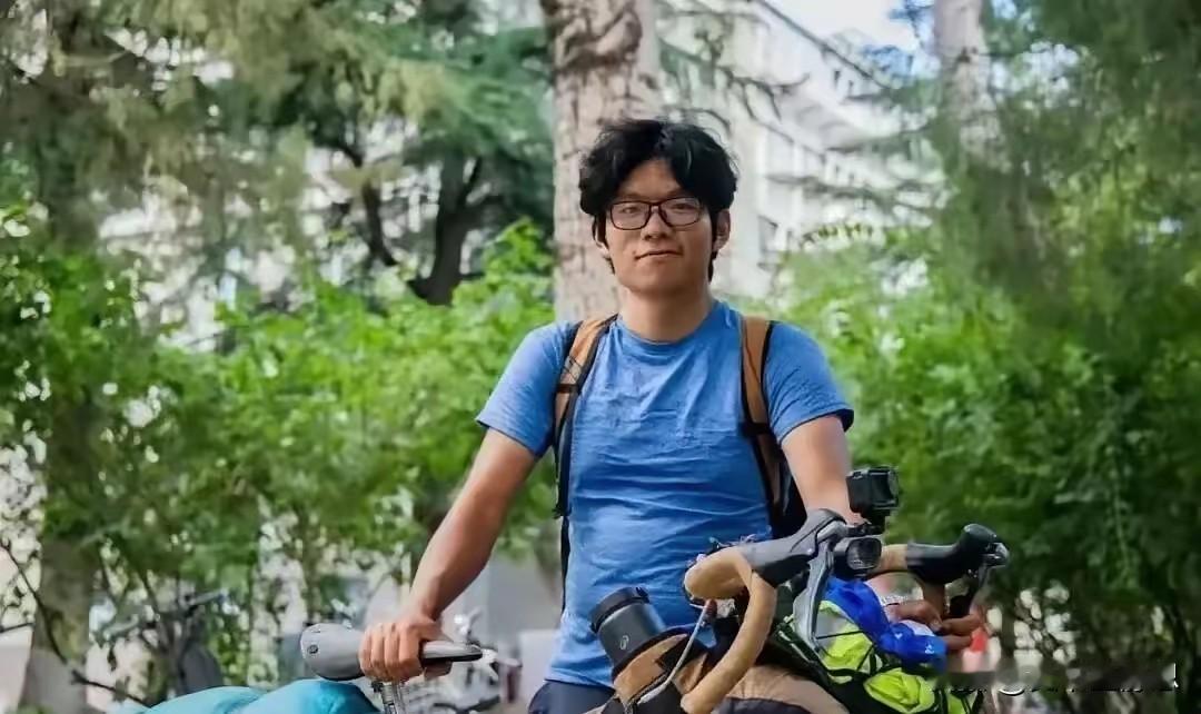 19岁昆明小伙考上了北京的大学，但他没有坐飞机，也没有乘高铁，更没有自驾出行，而