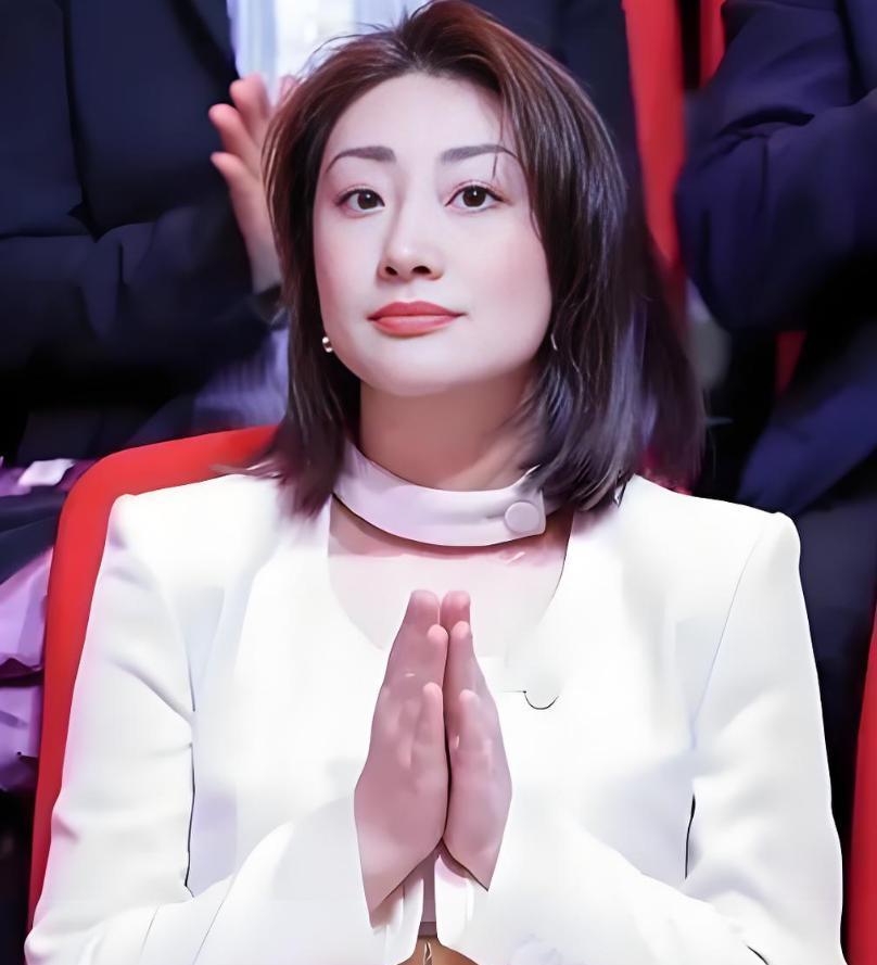 真的心疼宗馥莉，太不容易了，此时两面受敌！至今还记得当初宗庆后去世时，大家送行