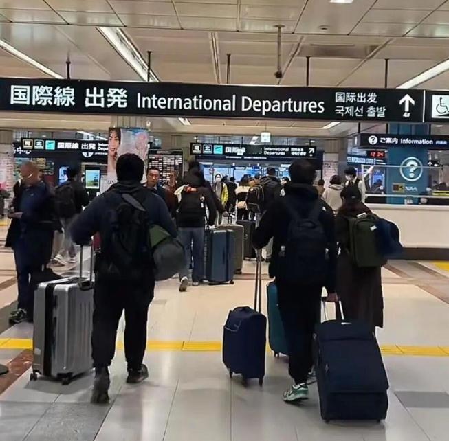 抢着去日本玩？赴日游客回不来了！当初抢着订机票的人，现在全都滞留在关西