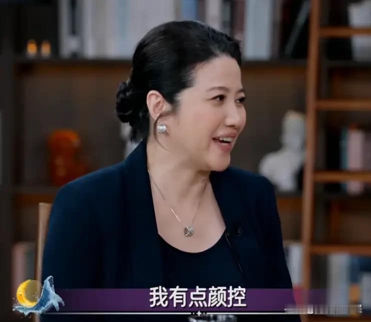 颜丙燕小20男友曝光185的身高，还戴着耳钉两人逛逛着市场，小男友很黏人，出