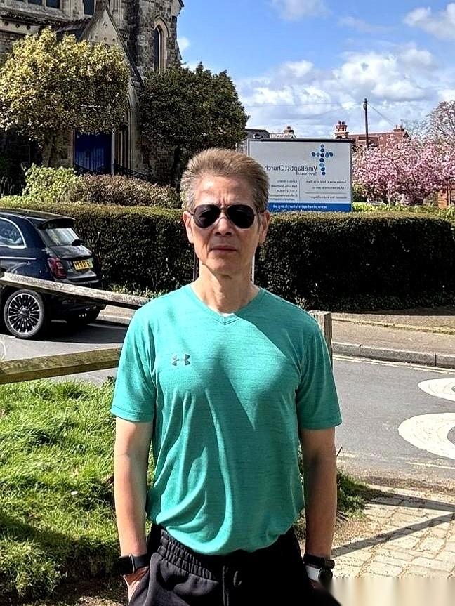 一个71岁的老爷子，在健身房直接把话挑明了：50岁以后，你现在练的这套，不是在抗