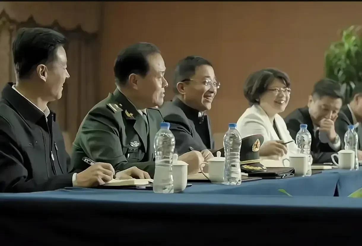众人嘲笑祁同伟的时候，除了高育良只有省军区司令没有笑。作为军人，他清楚身中三抢