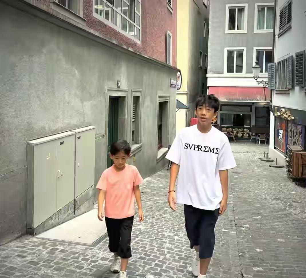 陈小春的小儿子终于剪掉长发了！7月19日，陈小春罕见晒娃，配文：一世人两兄弟！6