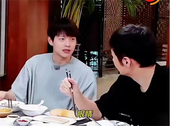 魏大勋：“他们说我这年龄大了。”李荣浩：“你猜我哪年？”魏大勋：“你比我